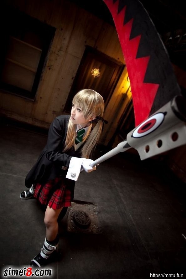 清纯学生妹Cosplay动漫人物展现女王气质