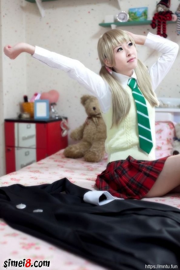 清纯学生妹Cosplay动漫人物展现女王气质