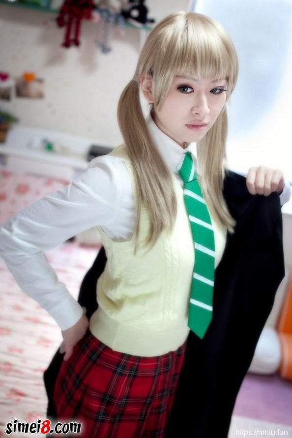 清纯学生妹Cosplay动漫人物展现女王气质