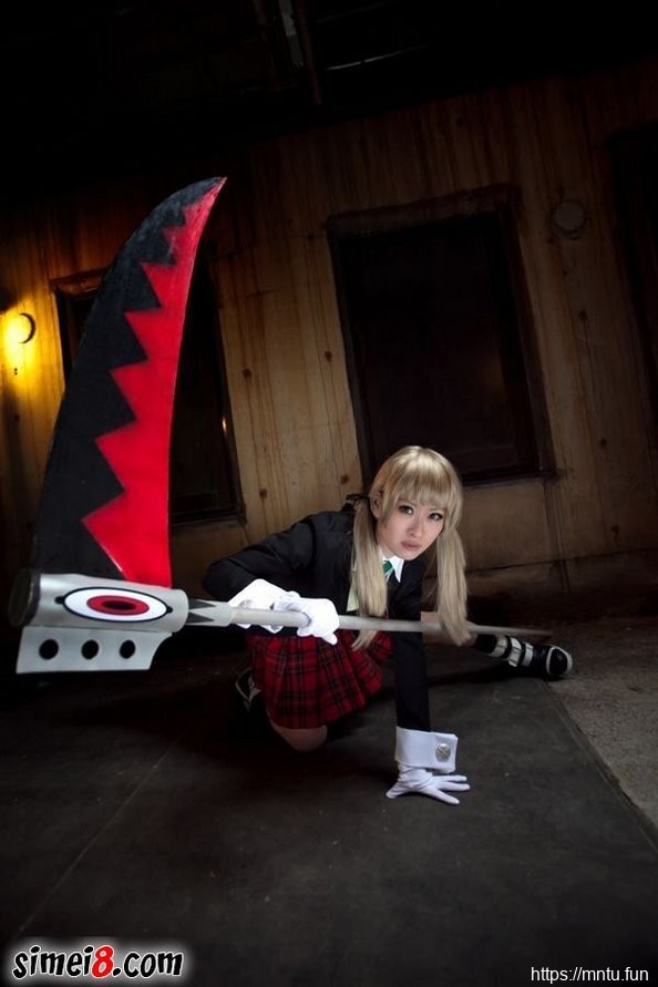 清纯学生妹Cosplay动漫人物展现女王气质