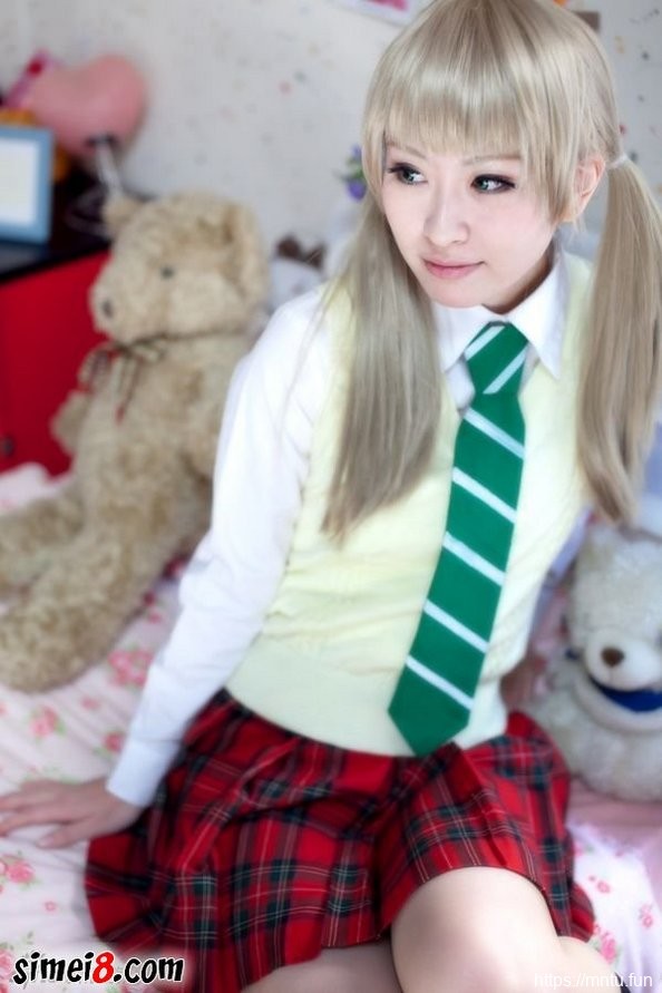 清纯学生妹Cosplay动漫人物展现女王气质