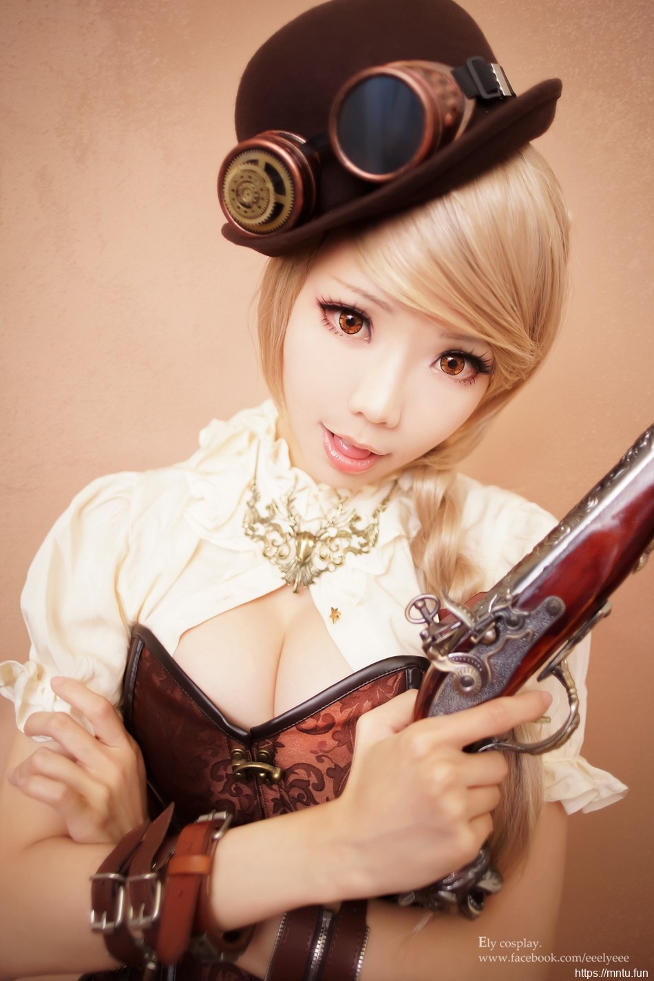 性感美女Cosplay游戏人物露美胸非常迷人