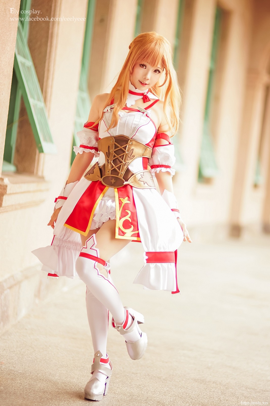 性感美女Cosplay游戏人物露美胸非常迷人