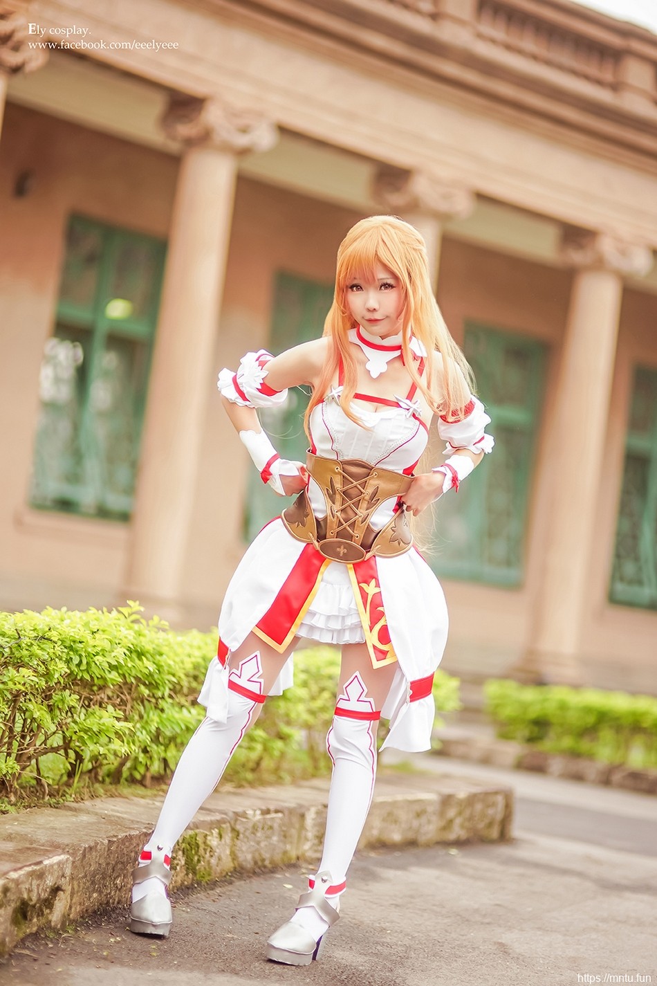 性感美女Cosplay游戏人物露美胸非常迷人