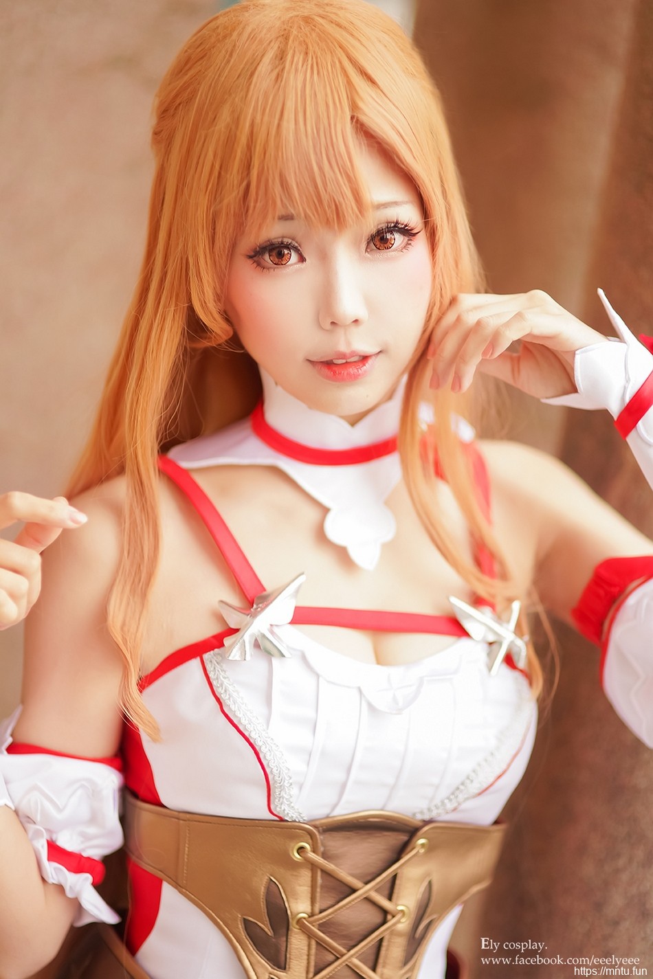 性感美女Cosplay游戏人物露美胸非常迷人