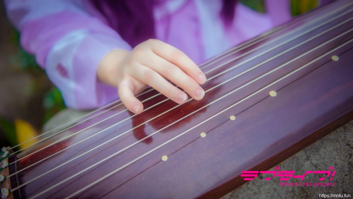 靓丽美女户外Cosplay东条希带点小性感