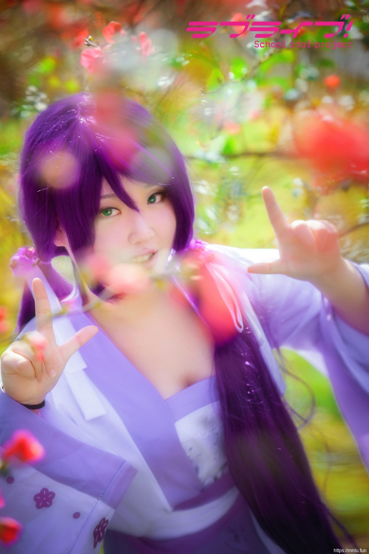 靓丽美女户外Cosplay东条希带点小性感