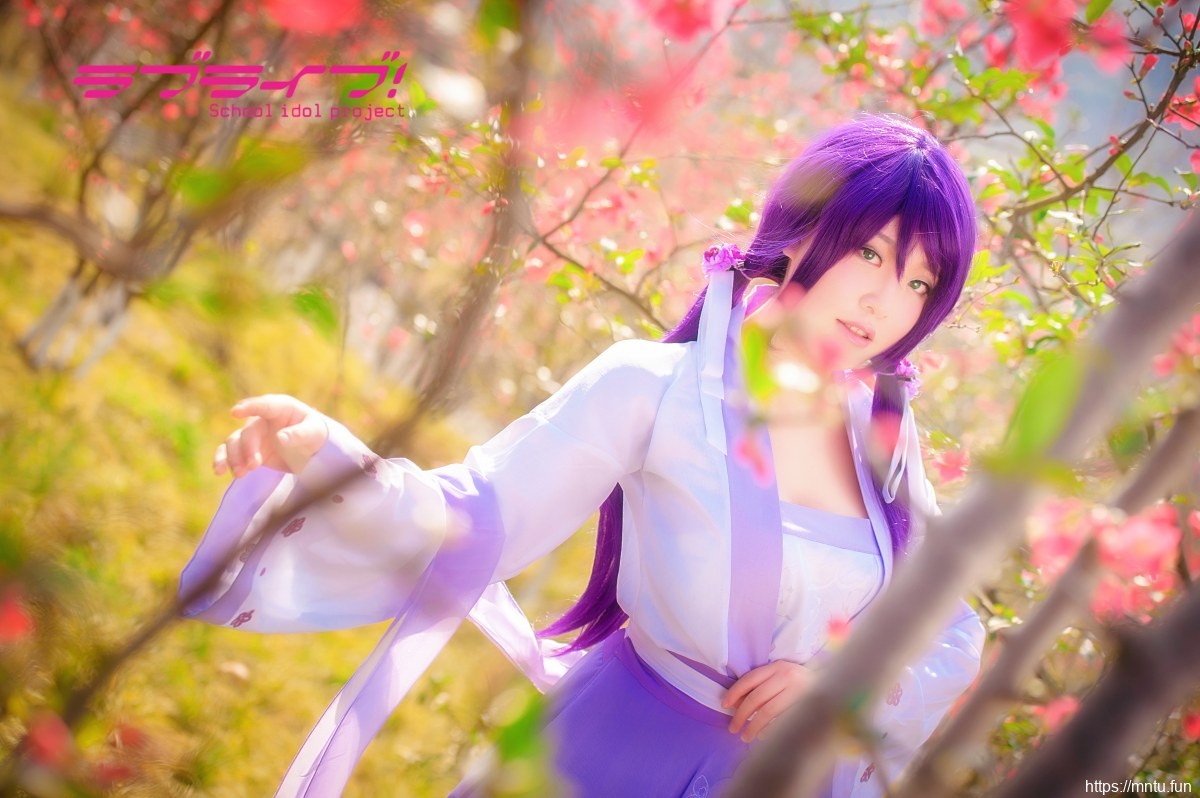 靓丽美女户外Cosplay东条希带点小性感