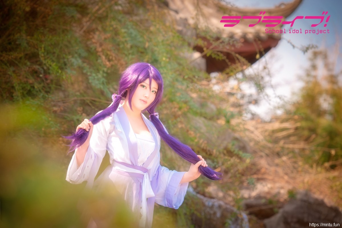 靓丽美女户外Cosplay东条希带点小性感