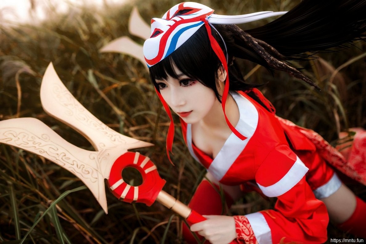 美女Cosplay英雄联盟阿卡丽撩人的身姿