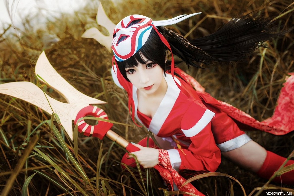 美女Cosplay英雄联盟阿卡丽撩人的身姿