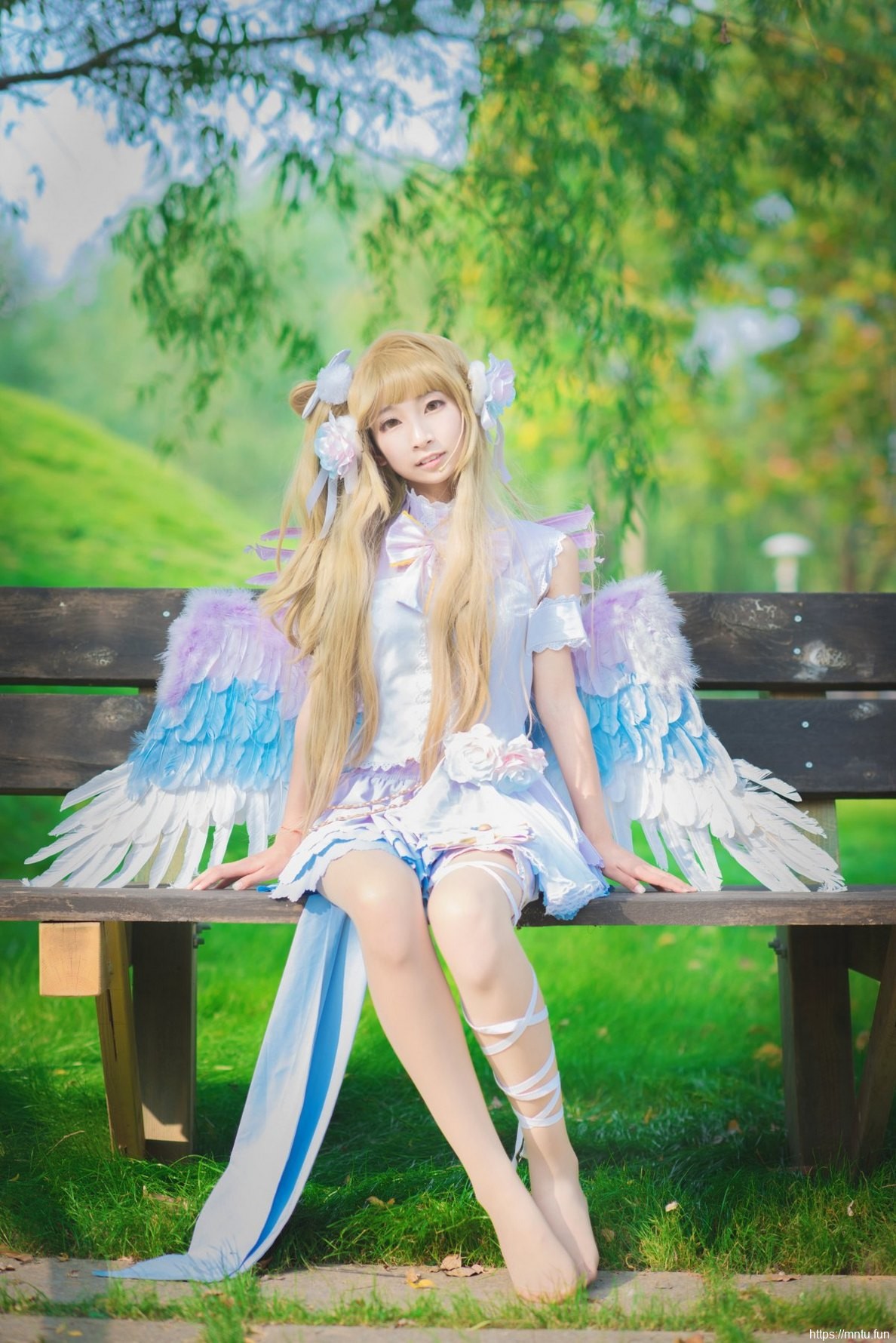 白皙美女户外Cosplay动漫人物南小鸟美图