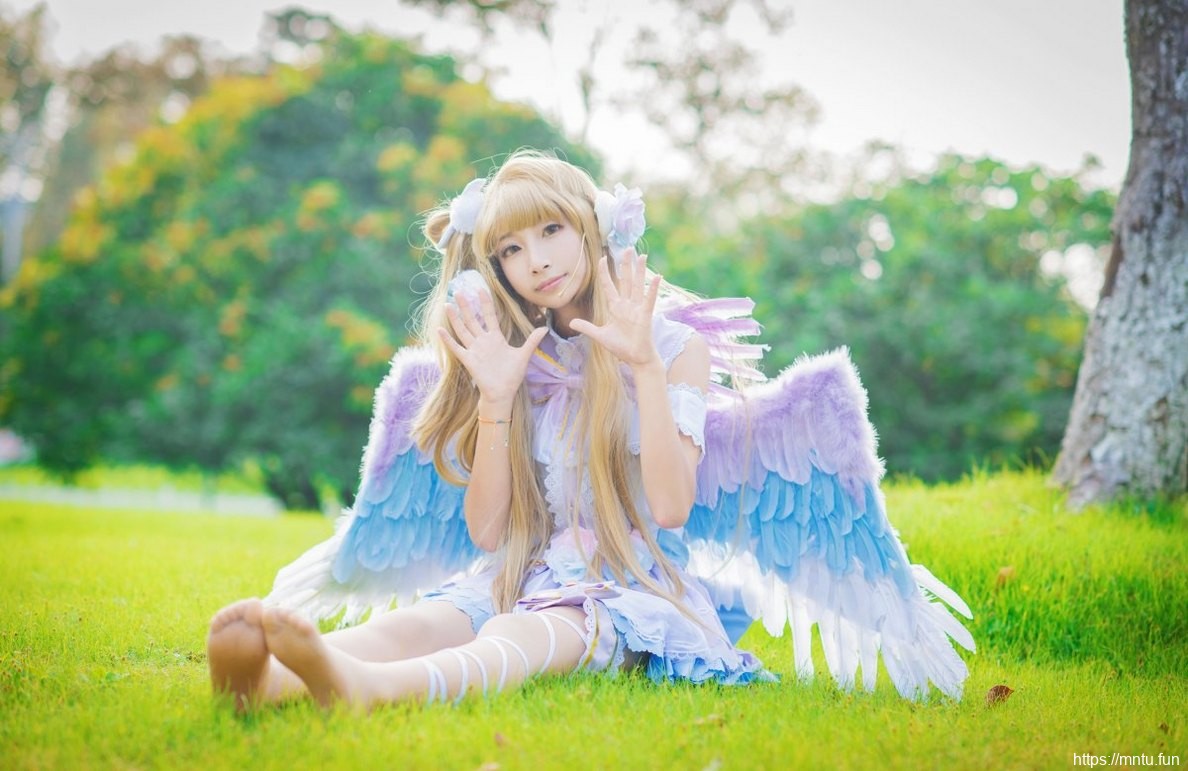 白皙美女户外Cosplay动漫人物南小鸟美图