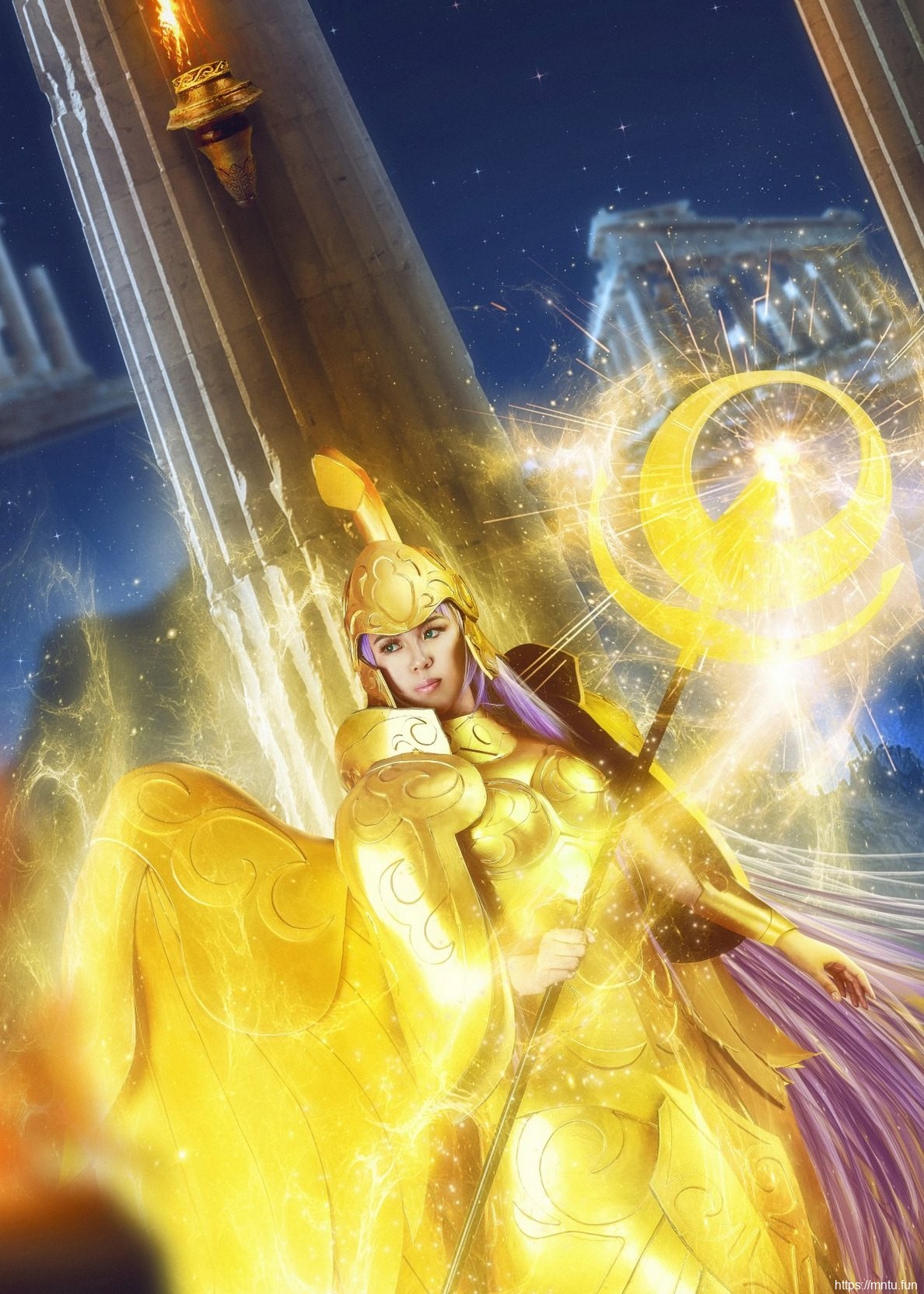 美女Cosplay黄金圣衣雅典娜霸气十足