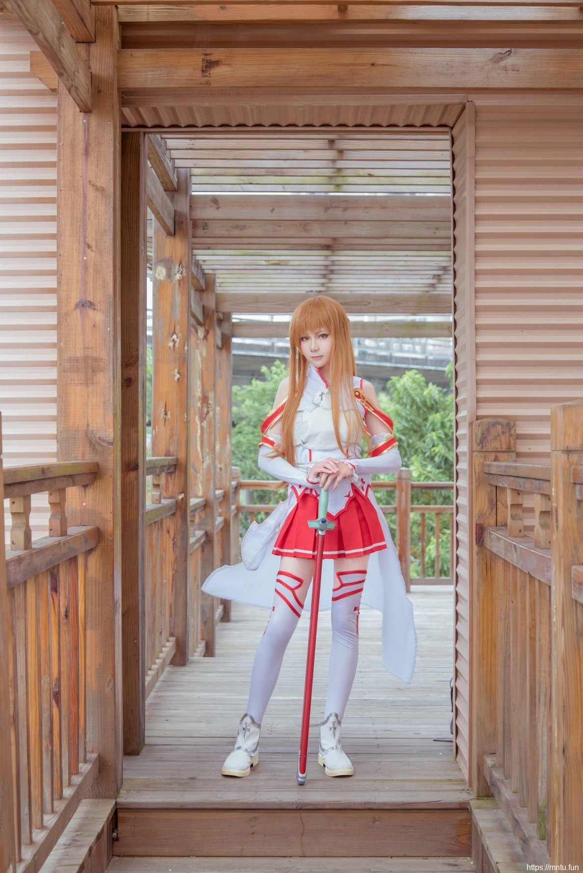 白皙美女Cosplay《刀剑神域》亚丝娜战斗服写真照