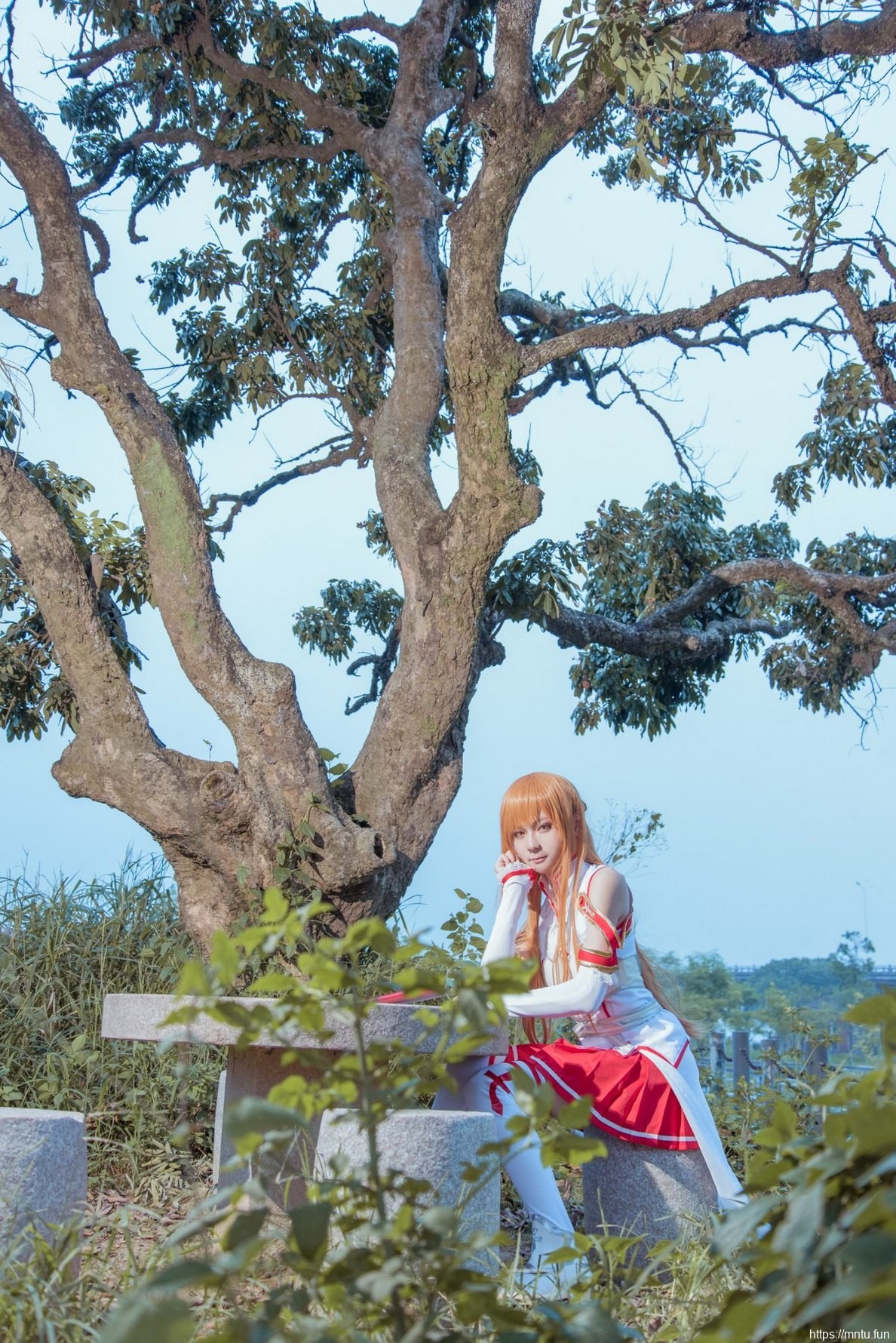 白皙美女Cosplay《刀剑神域》亚丝娜战斗服写真照