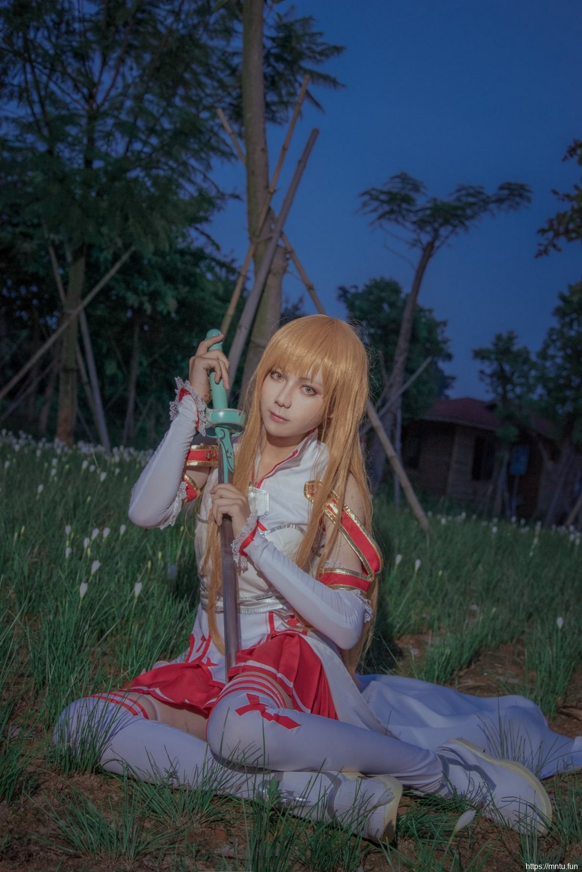 白皙美女Cosplay《刀剑神域》亚丝娜战斗服写真照