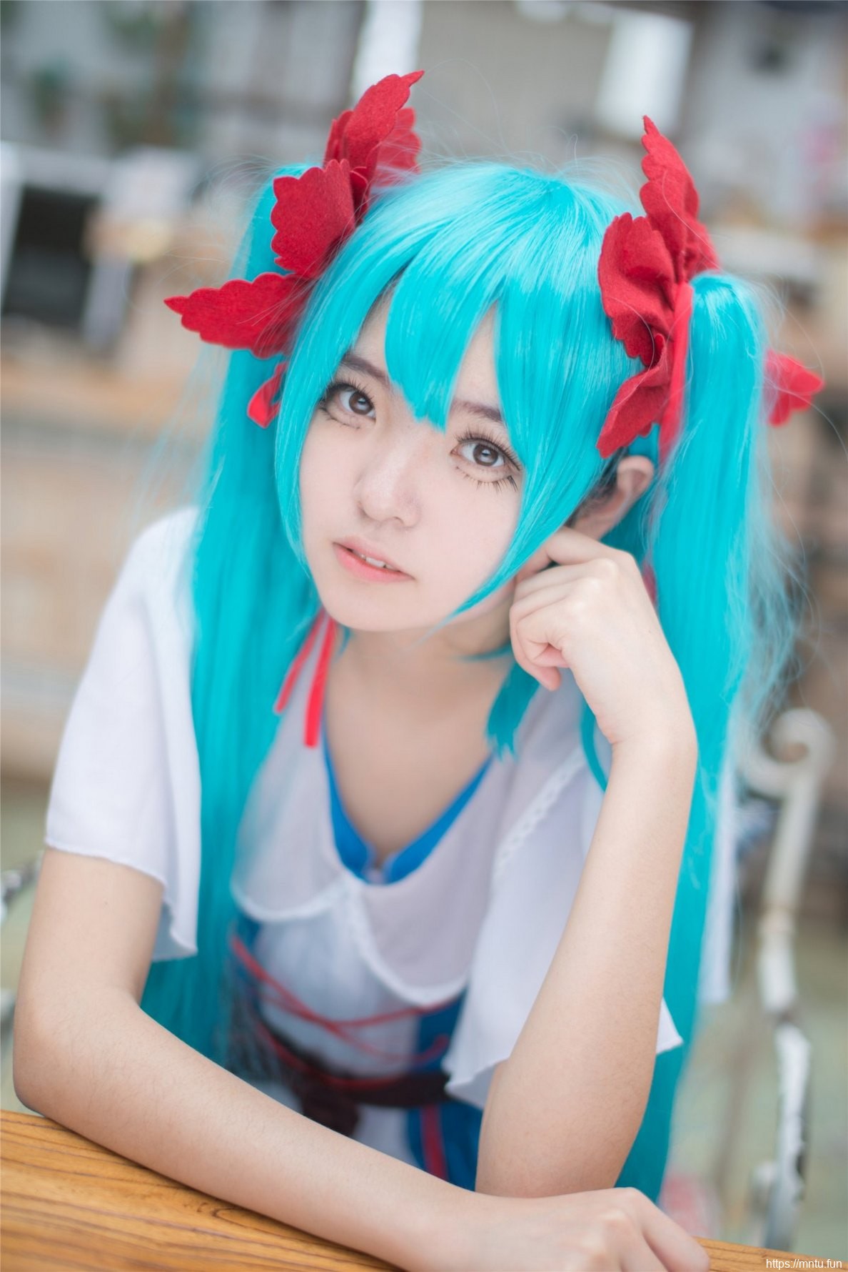 可爱美女Cosplay初音未来释放迷人气息