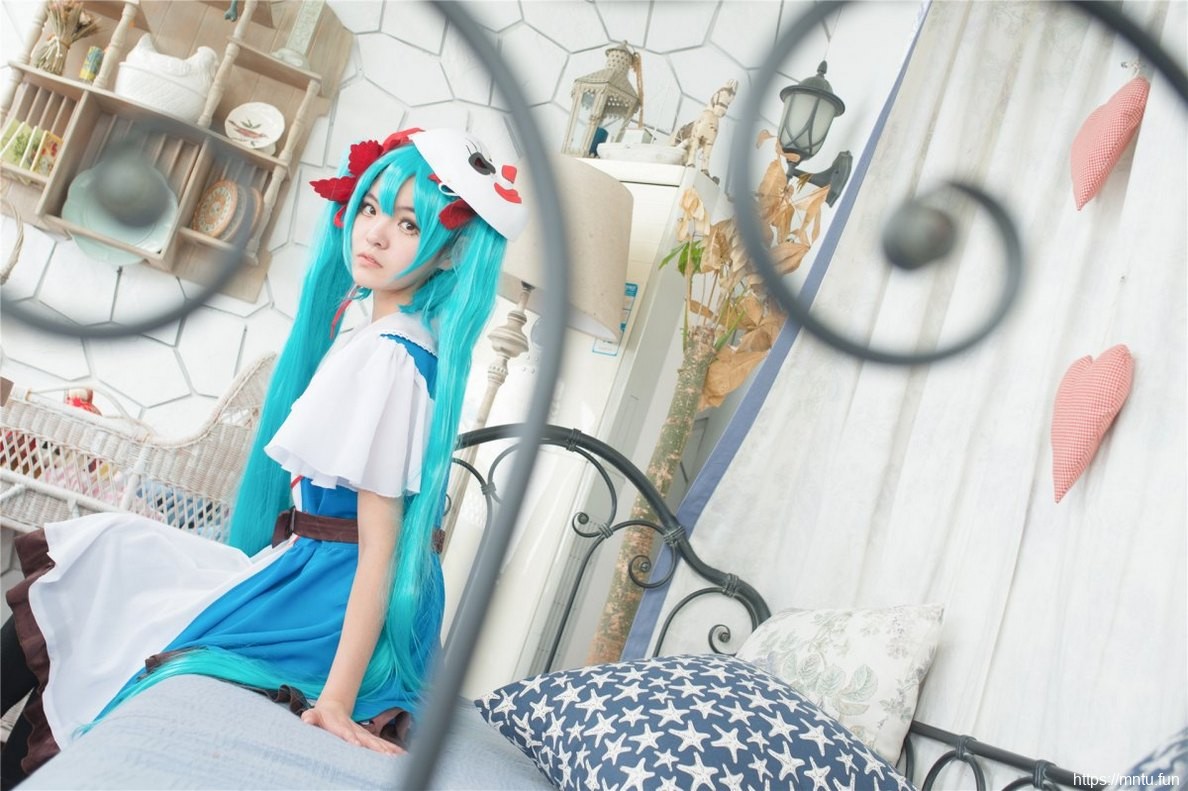可爱美女Cosplay初音未来释放迷人气息