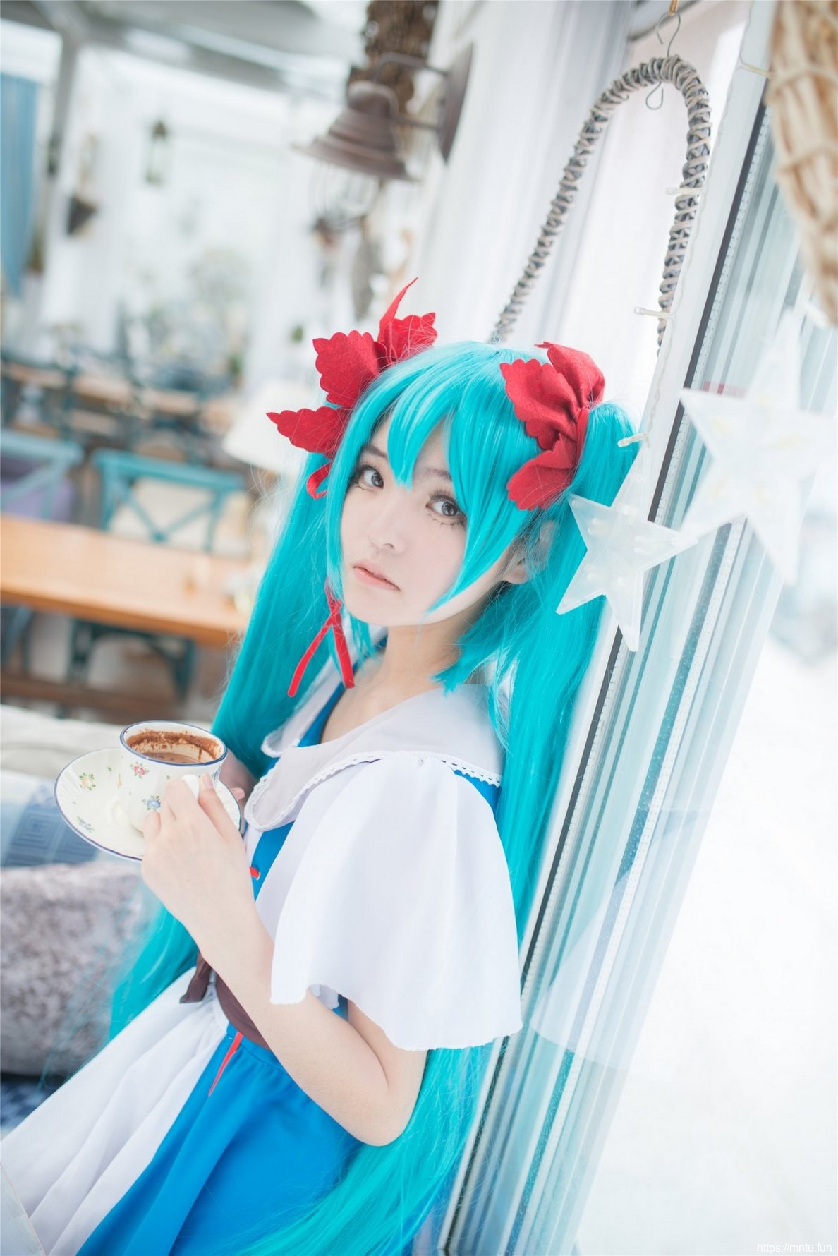 可爱美女Cosplay初音未来释放迷人气息