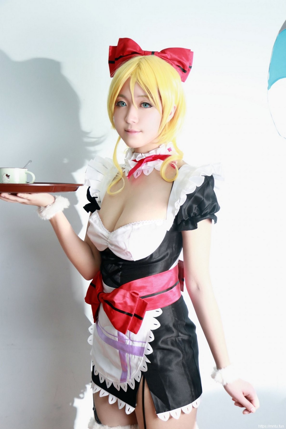 性感美女Cosplay动漫女仆展露丰满美胸