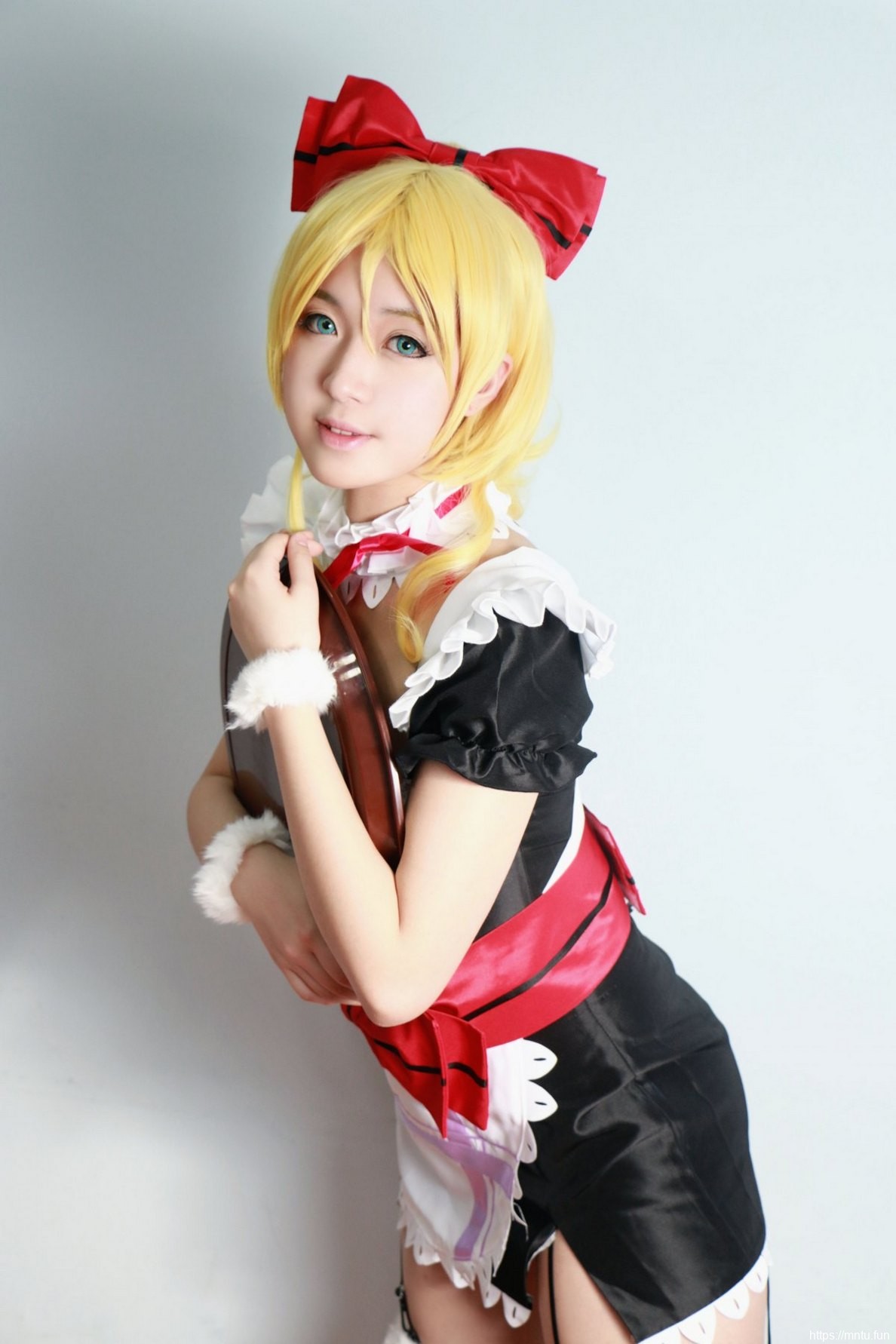 性感美女Cosplay动漫女仆展露丰满美胸