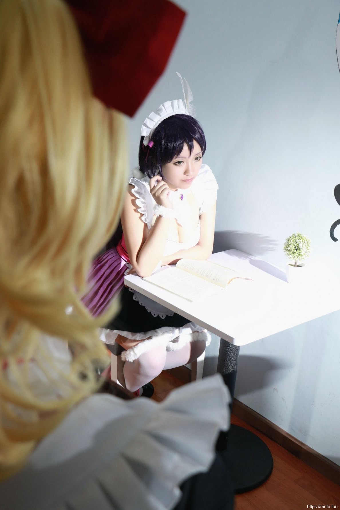 性感美女Cosplay动漫女仆展露丰满美胸