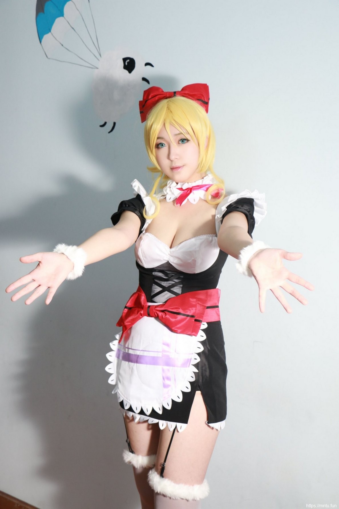 性感美女Cosplay动漫女仆展露丰满美胸