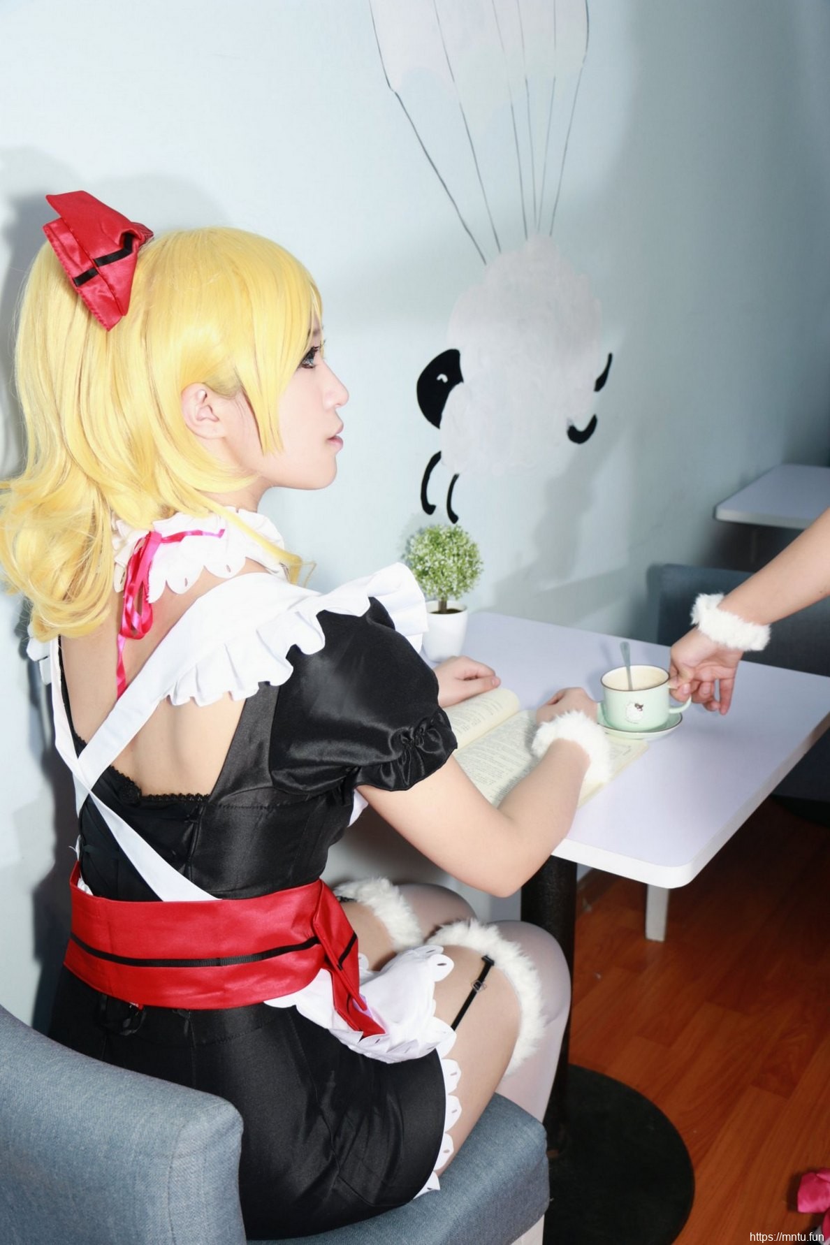 性感美女Cosplay动漫女仆展露丰满美胸