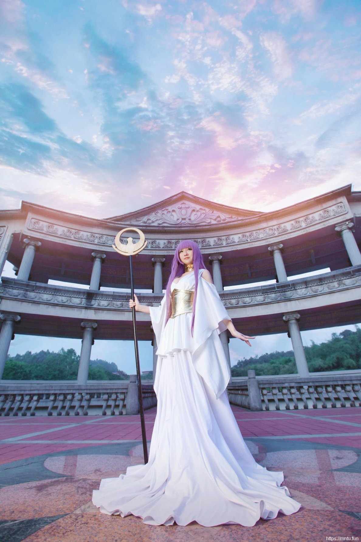 漂亮美女户外Cosplay动漫人物雅典娜