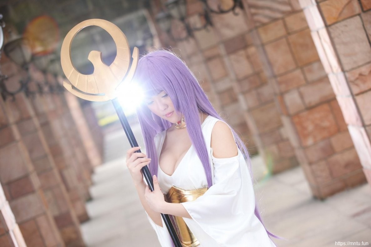 漂亮美女户外Cosplay动漫人物雅典娜