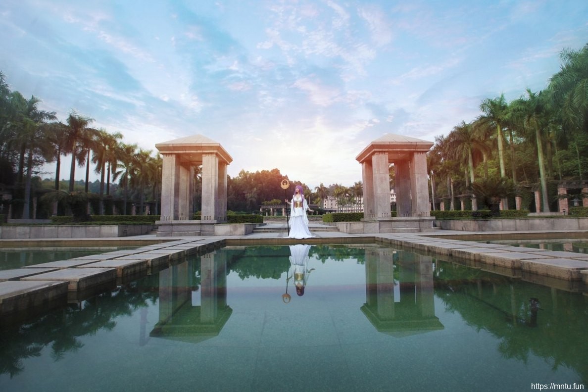 漂亮美女户外Cosplay动漫人物雅典娜