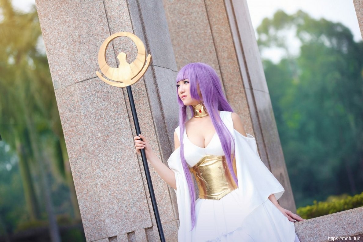 漂亮美女户外Cosplay动漫人物雅典娜