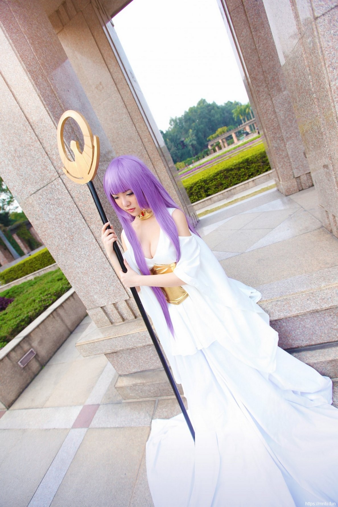 漂亮美女户外Cosplay动漫人物雅典娜