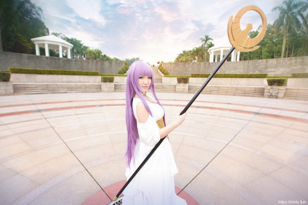 漂亮美女户外Cosplay动漫人物雅典娜