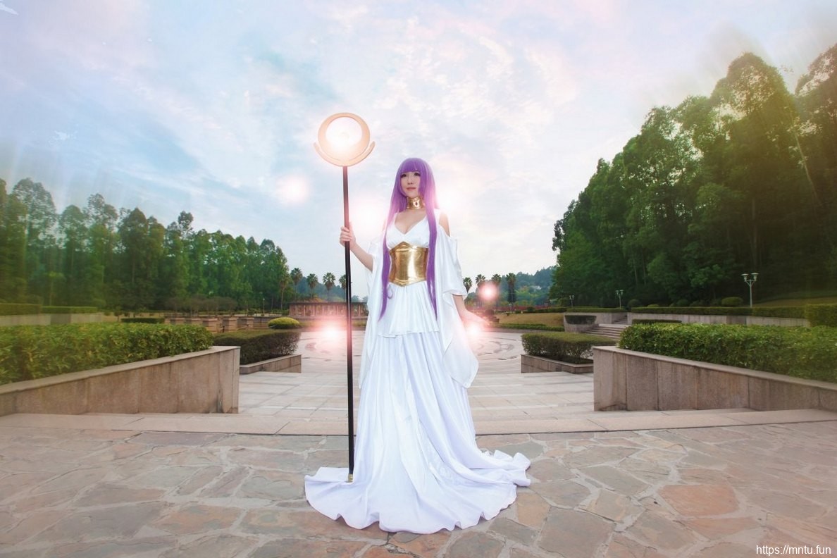 漂亮美女户外Cosplay动漫人物雅典娜