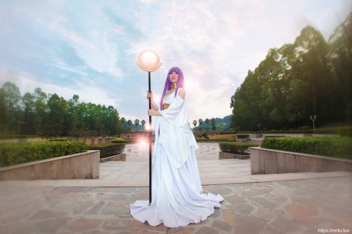 漂亮美女户外Cosplay动漫人物雅典娜