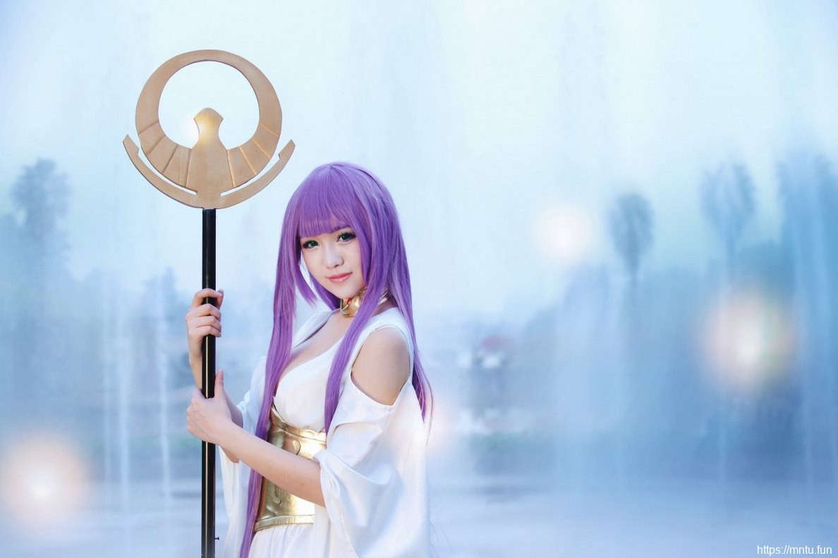 漂亮美女户外Cosplay动漫人物雅典娜