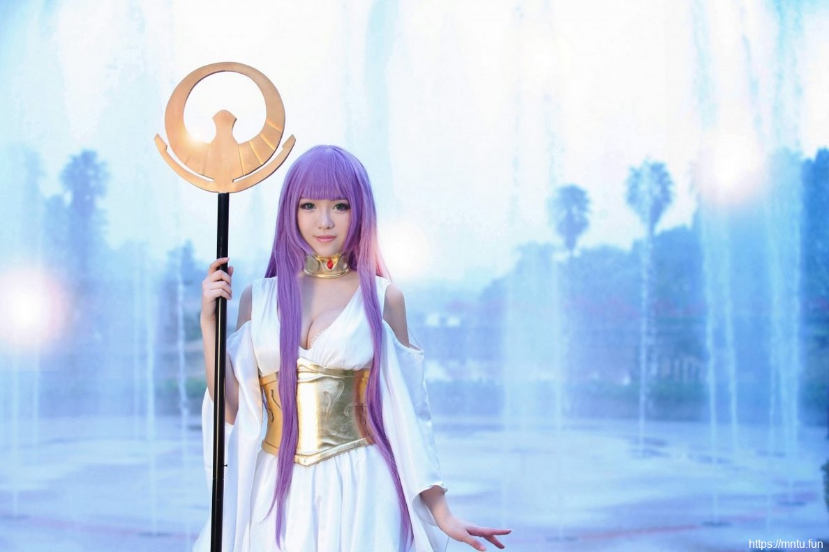 漂亮美女户外Cosplay动漫人物雅典娜