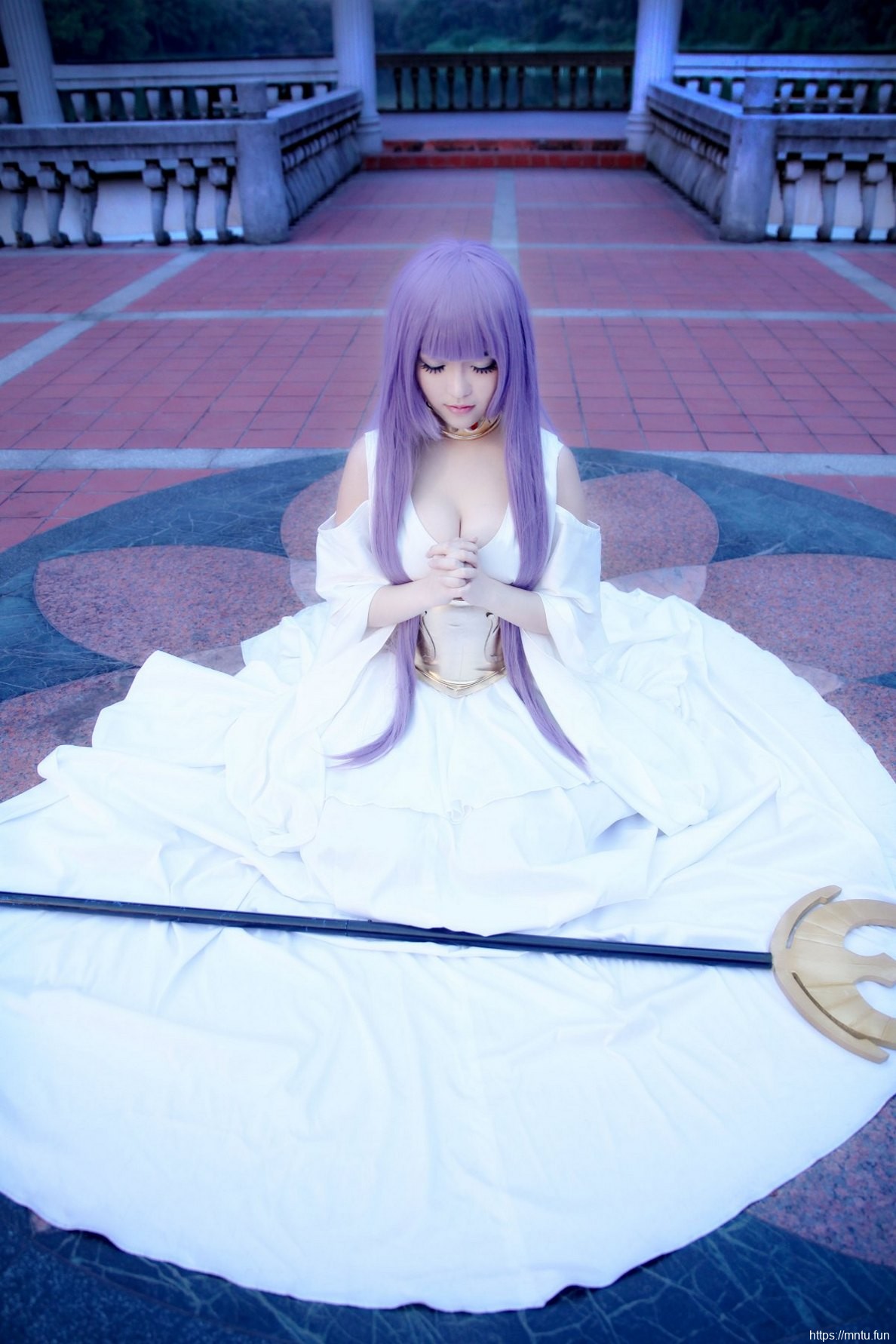 漂亮美女户外Cosplay动漫人物雅典娜