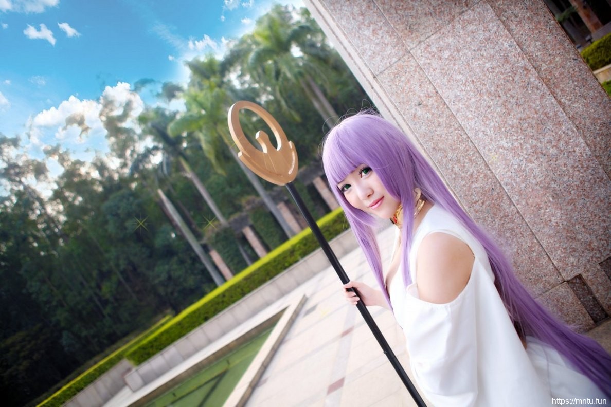 漂亮美女户外Cosplay动漫人物雅典娜