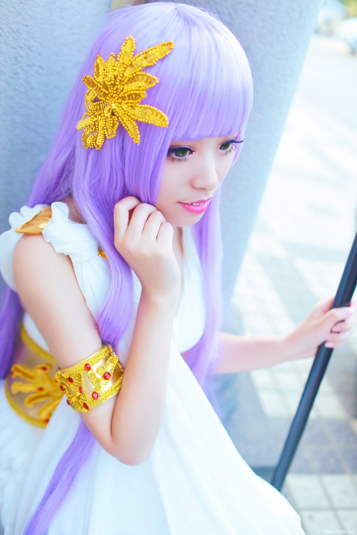 爆乳美女Cosplay雅典娜吸引宅男目光