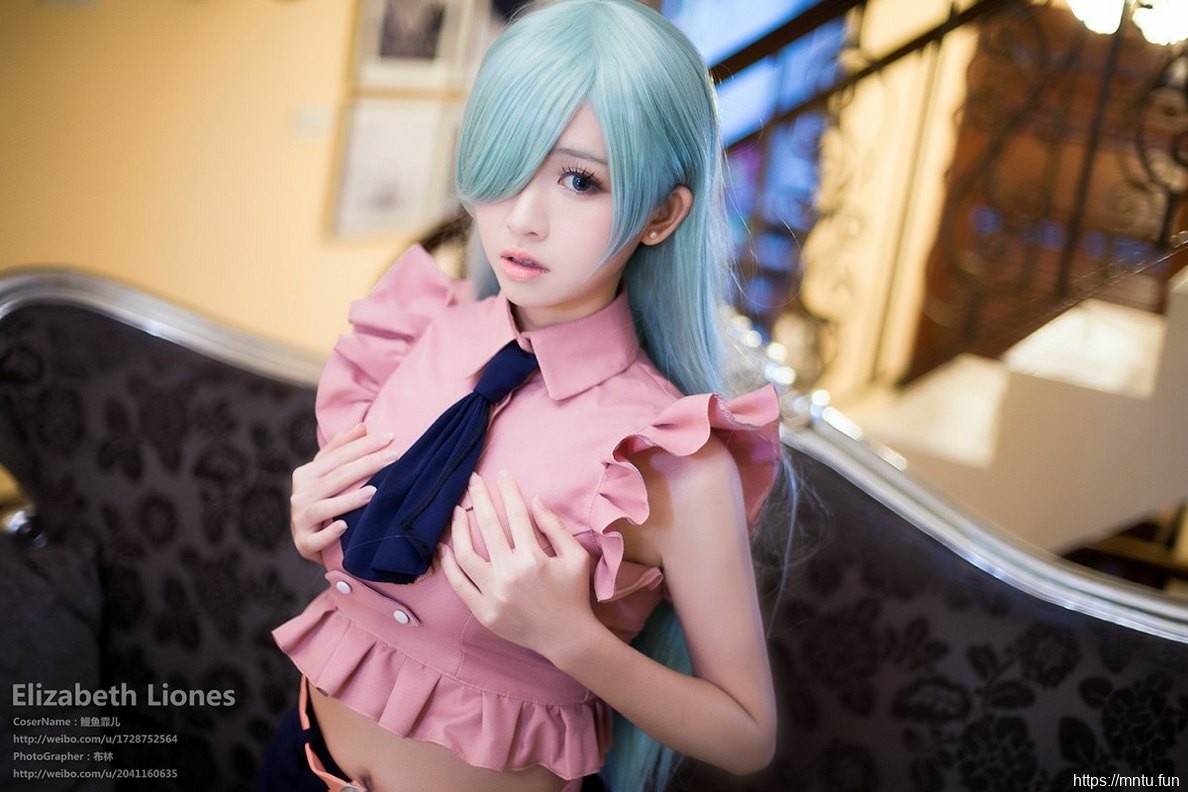 性感美女Cosplay伊丽莎白酥胸美腿