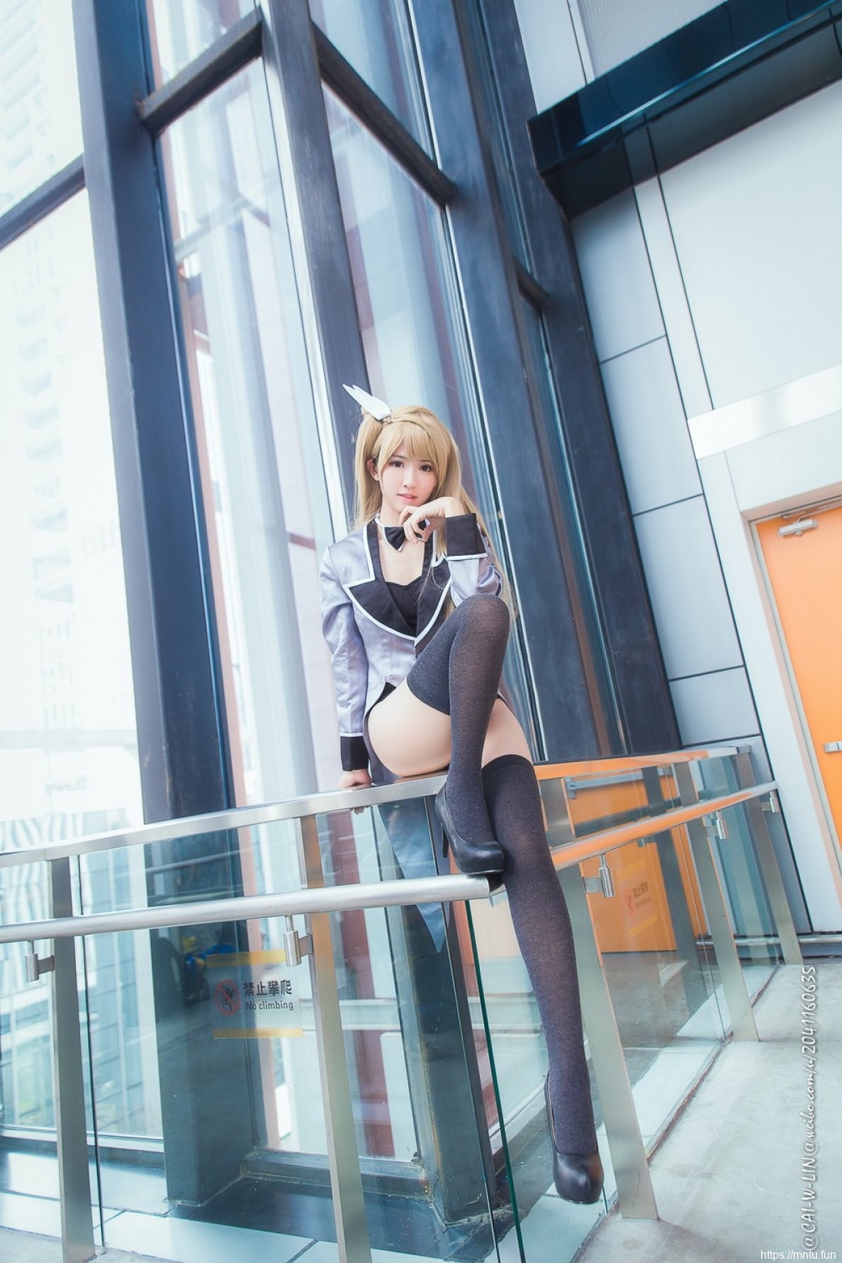 前凸后翘靓丽美女Cosplay南小鸟性感美图