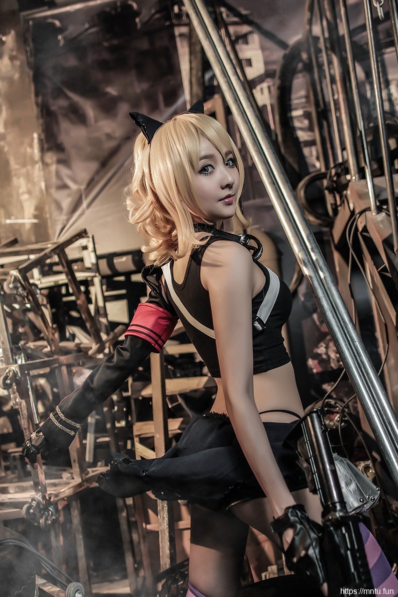 迷人美女Cosplay克林薇儿手持枪械别有风味