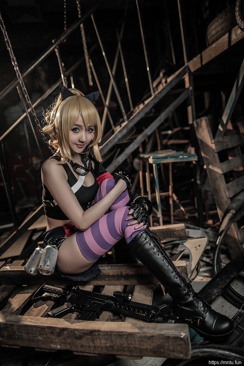 迷人美女Cosplay克林薇儿手持枪械别有风味