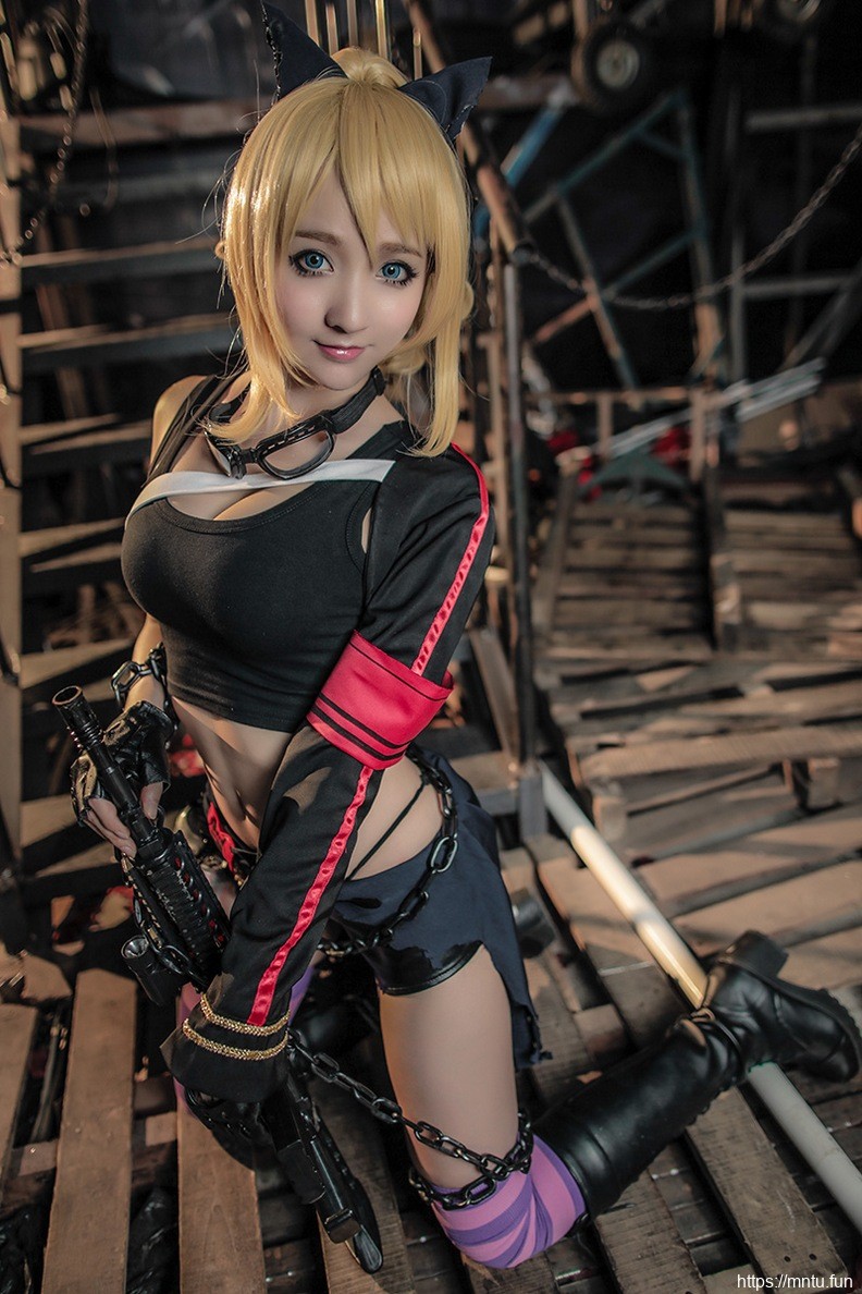 迷人美女Cosplay克林薇儿手持枪械别有风味