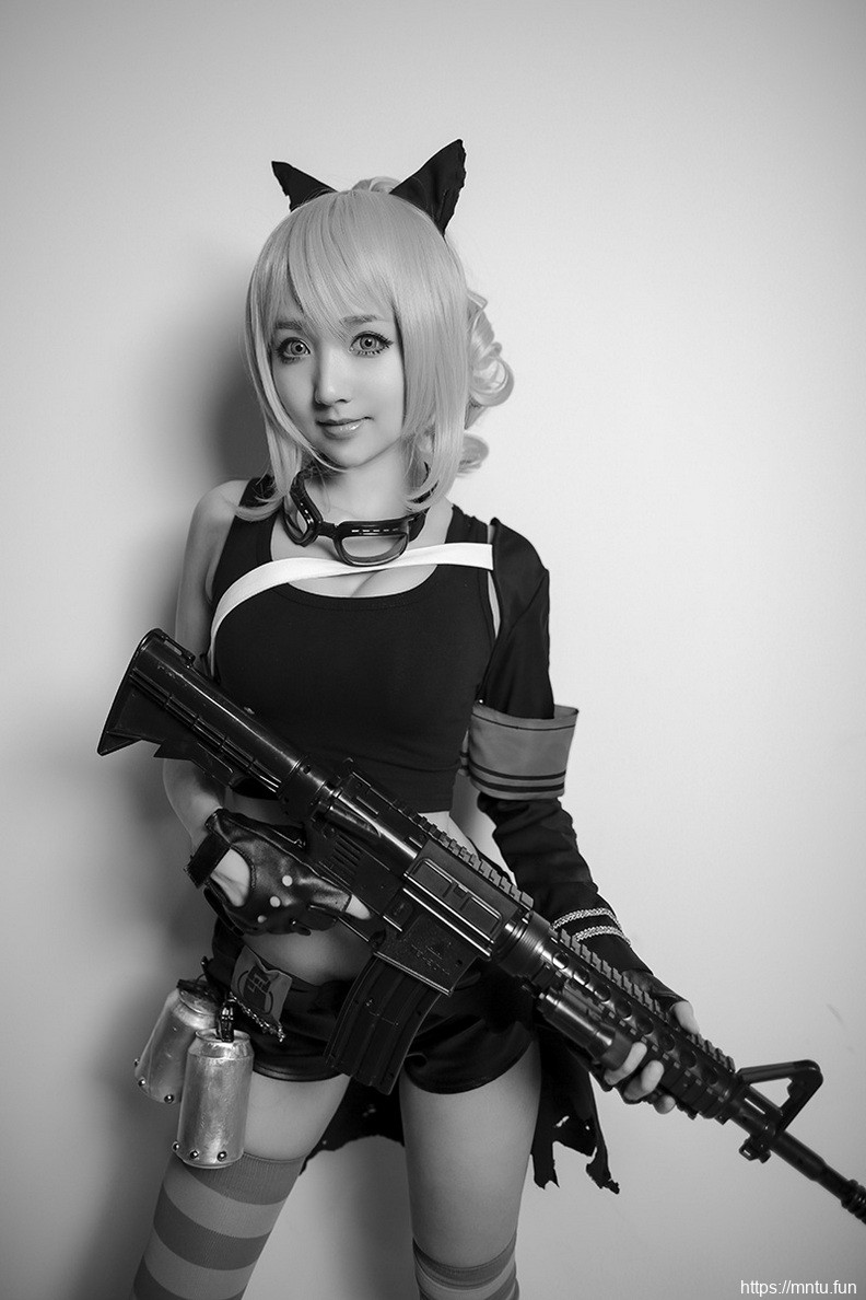 迷人美女Cosplay克林薇儿手持枪械别有风味