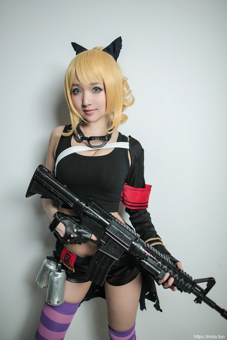迷人美女Cosplay克林薇儿手持枪械别有风味