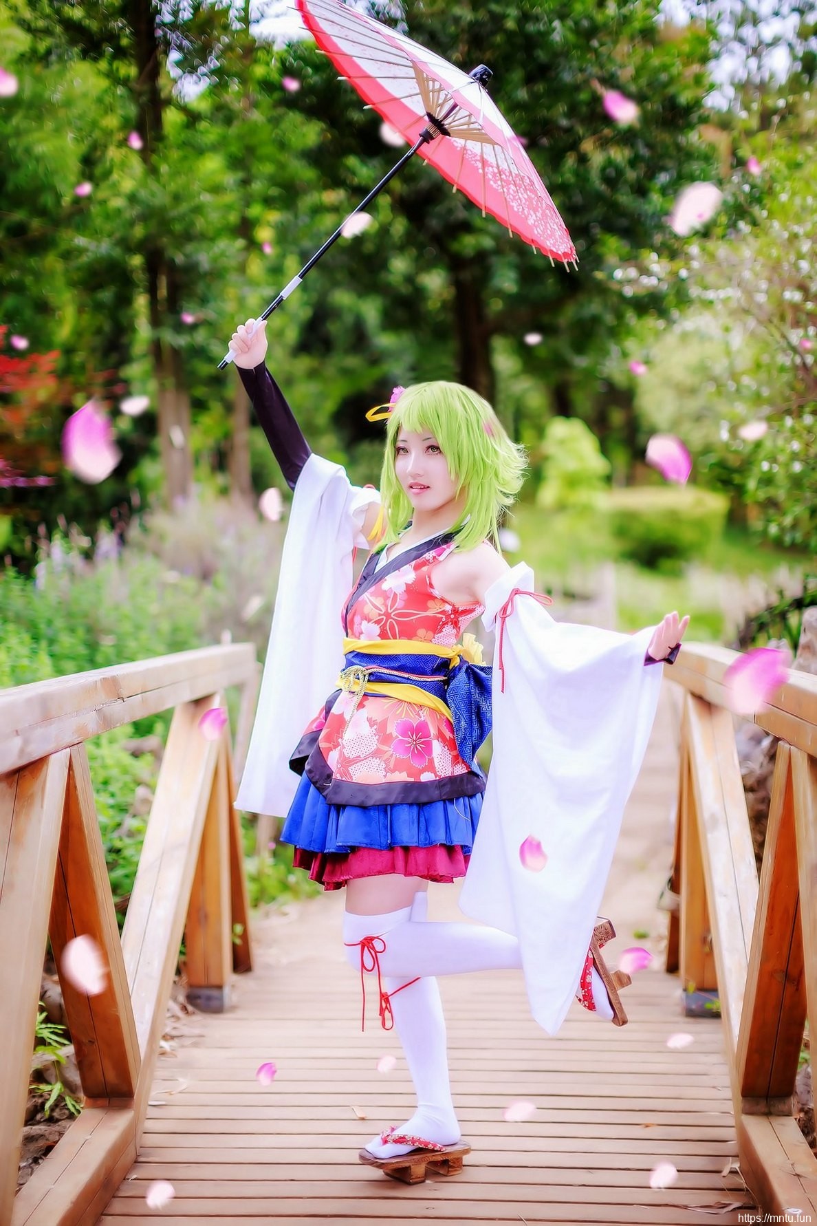 白皙美少女CosplayGUMI令无数宅男着迷